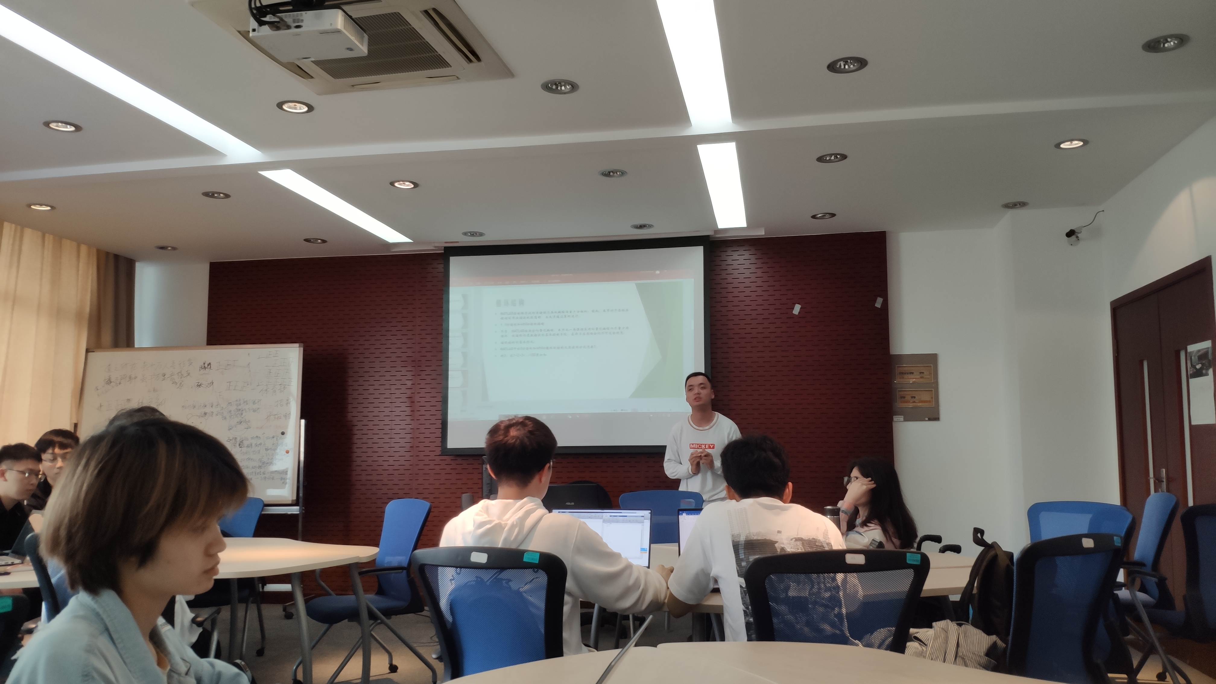 陈振华博士正在进行Matlab课程培训.jpg 陈振华博士正在进行Matlab课程培训.jpg