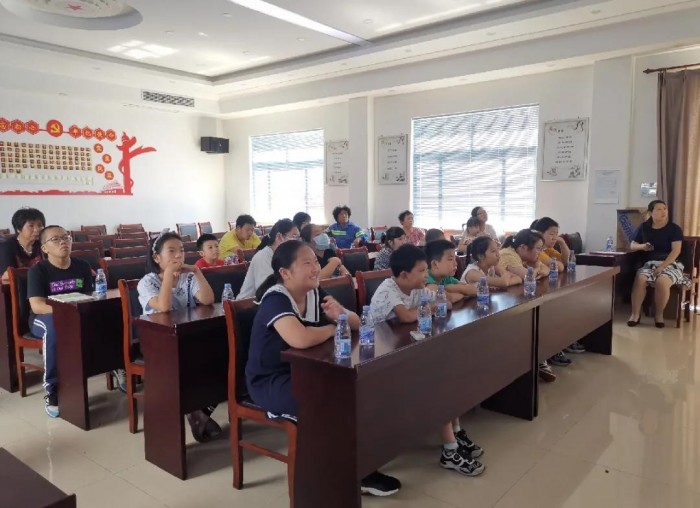 孩子们正聚精会神地聆听老师们讲课.jpg 孩子们正聚精会神地聆听老师们讲课.jpg