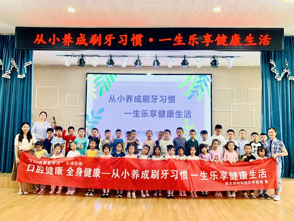 0be9325a0ced473bb94d197cd1ac8cb1.jpg 南校区幼儿园活动合影_副本.jpg