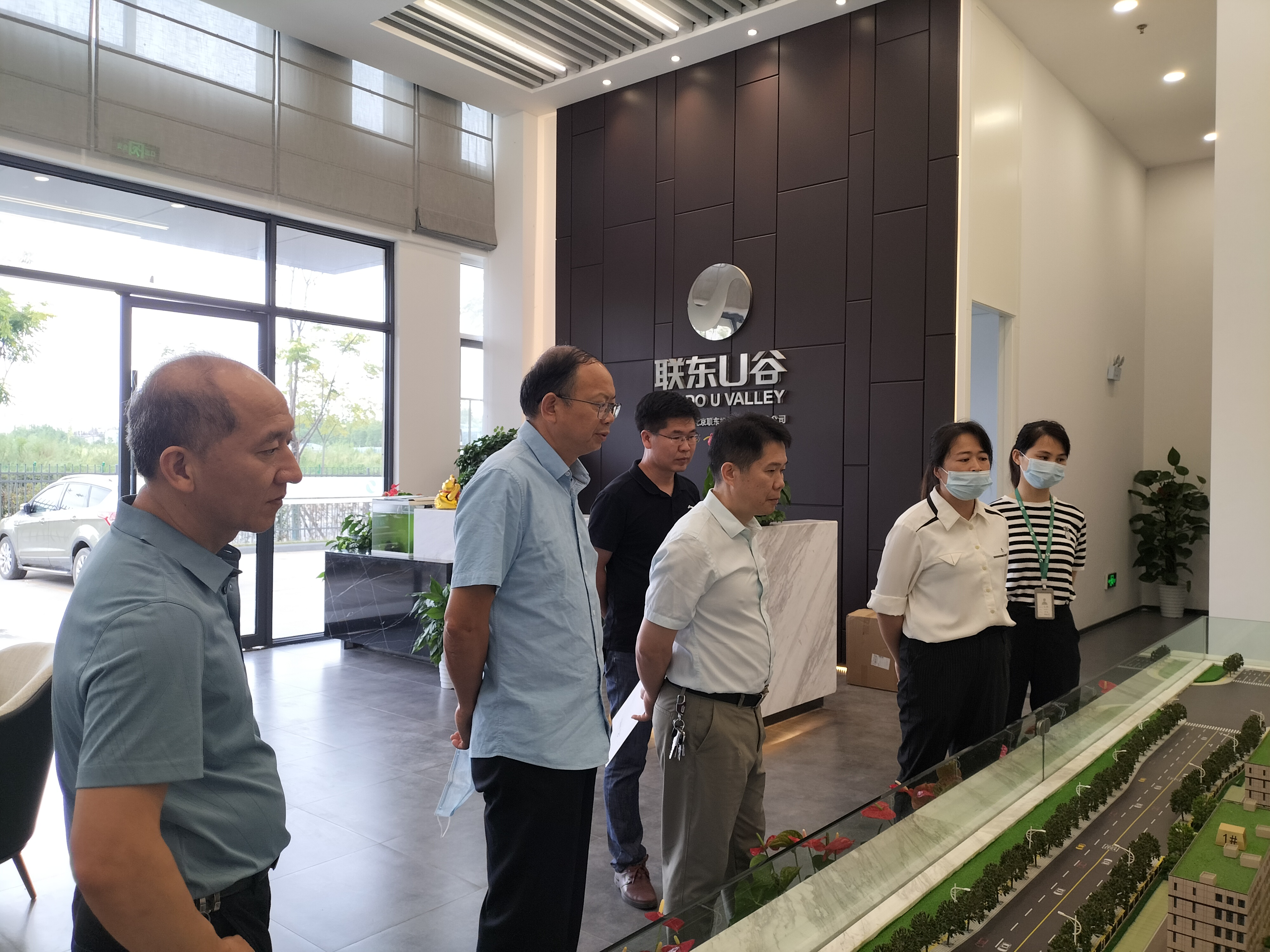 图1 支部党员赴联东U谷开展企业调研.jpg 图1 支部党员赴联东U谷开展企业调研.jpg