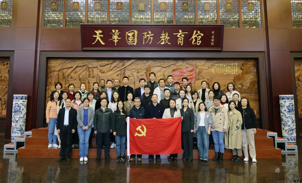 天华国防教育馆合影留念.jpg 天华国防教育馆合影留念.jpg