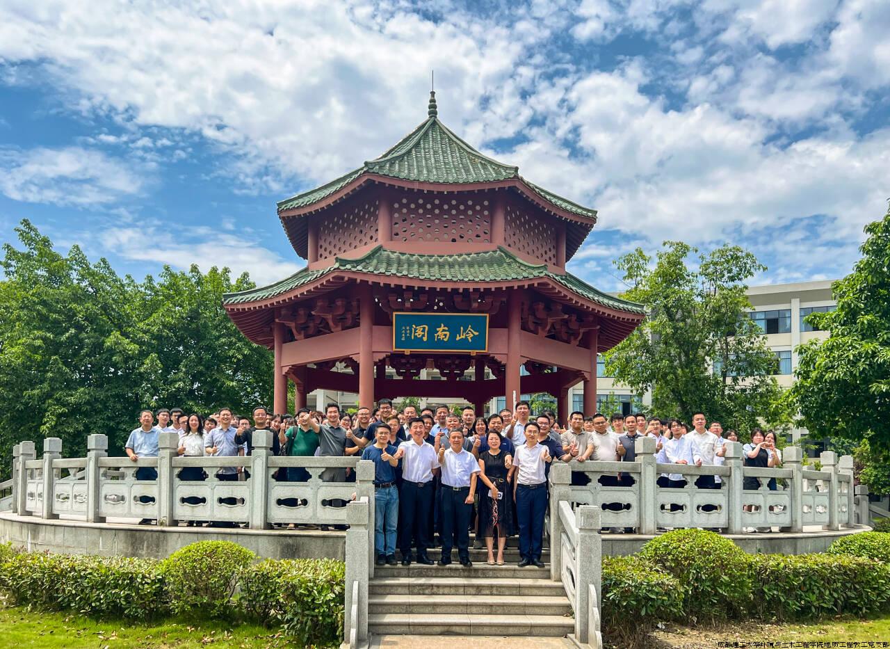 答辩专家组与毕业同学合影.jpg 答辩专家组与毕业同学合影.jpg