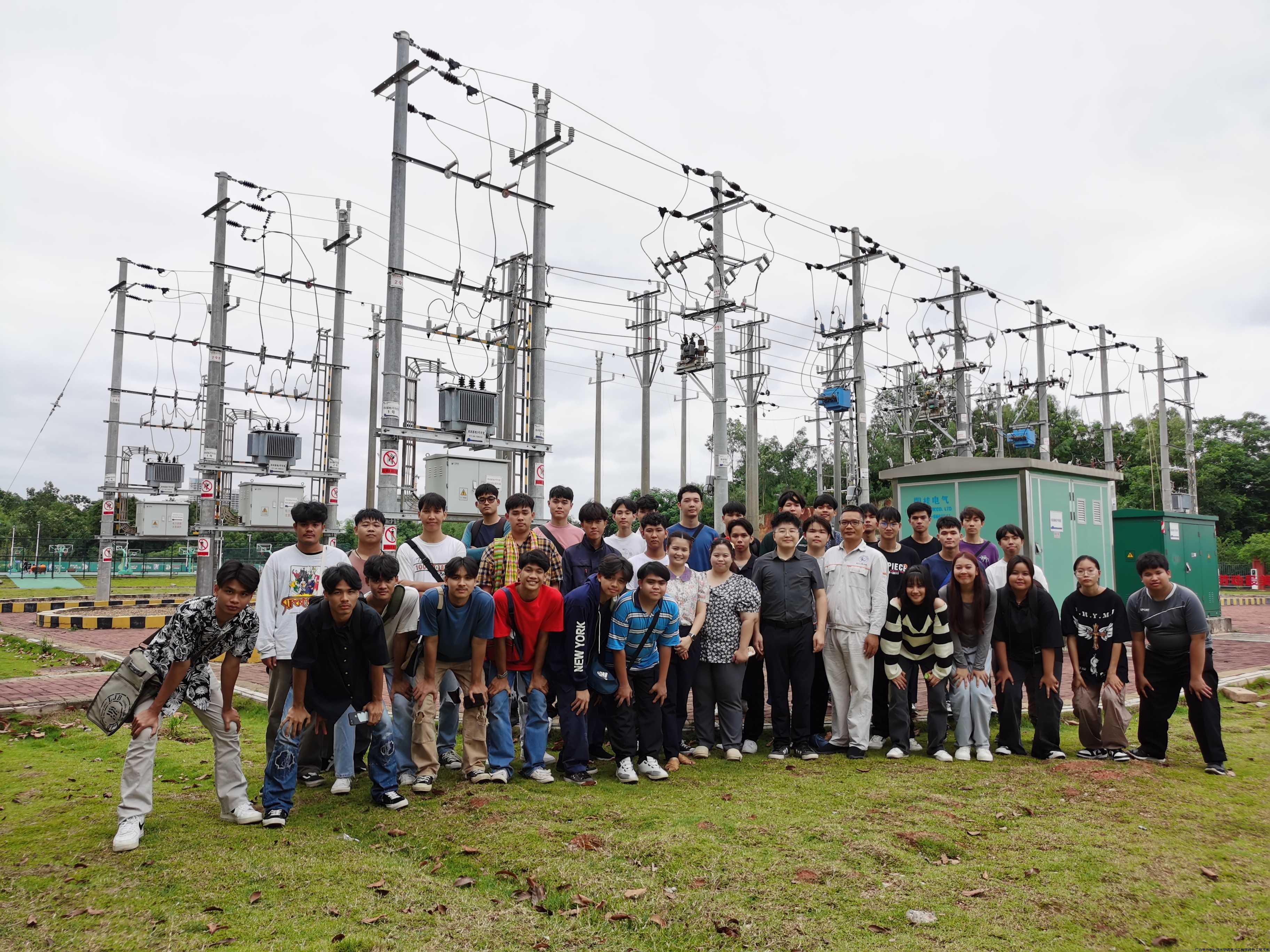 泰国学生户外实训现场.jpg 泰国学生户外实训现场.jpg