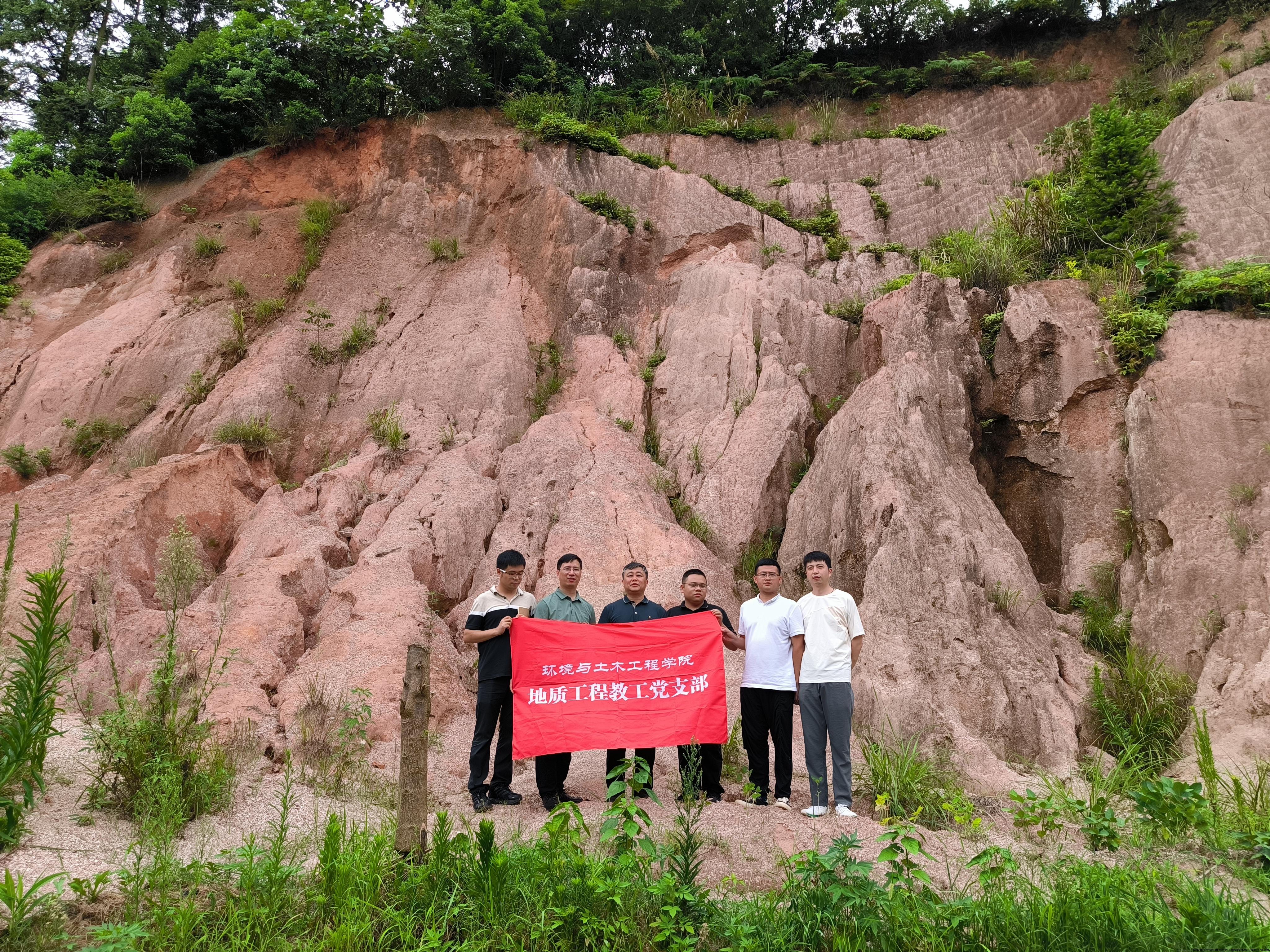 考察组在切坡地质灾害现场的合影.jpg 考察组在切坡地质灾害现场的合影.jpg
