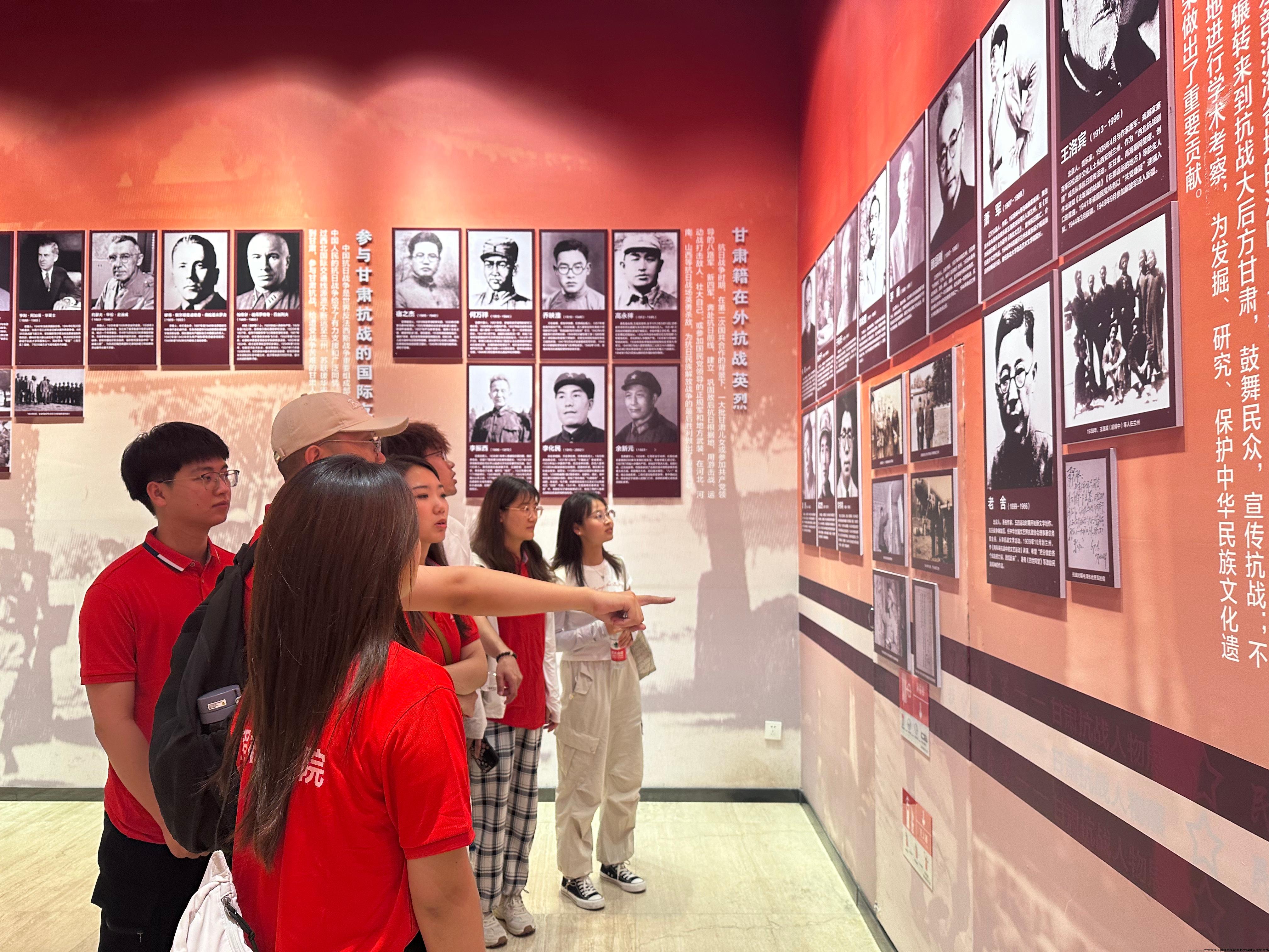 图1 实践队员在八路军兰州办事处纪念馆参观学习.jpg 图1 实践队员在八路军兰州办事处纪念馆参观学习.jpg