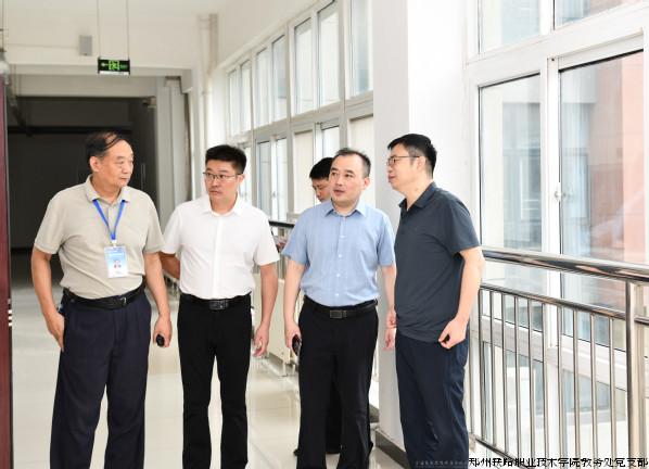 校领导带队开展新学期教学秩序检查.jpg 校领导带队开展新学期教学秩序检查.jpg