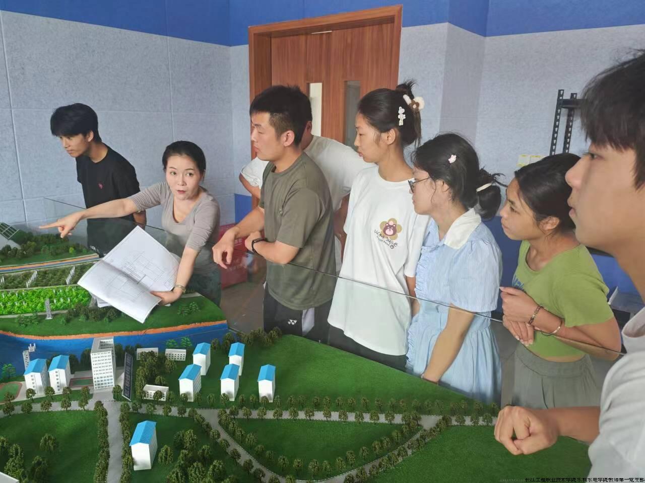 现场指导照片.jpg 现场指导照片.jpg