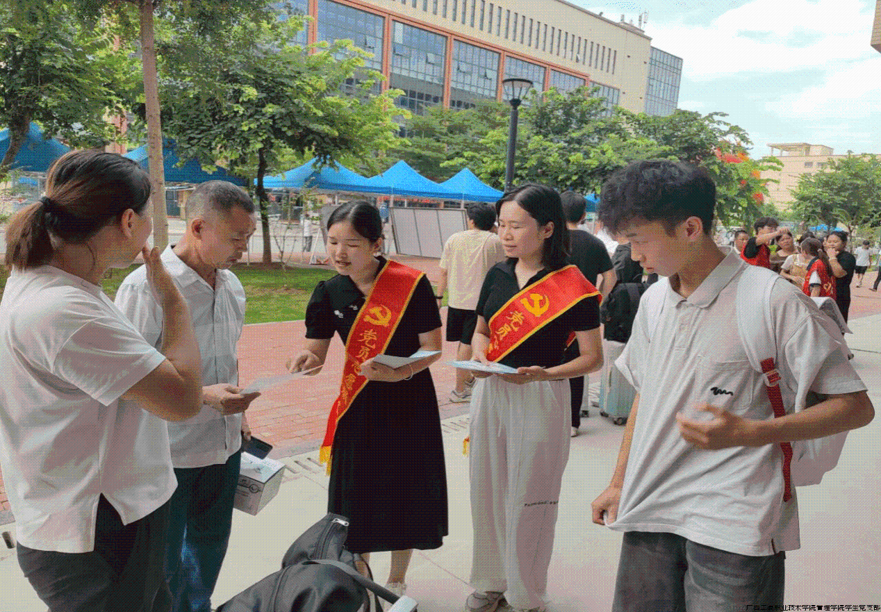 图为教师党员为新生答疑现场.png 图为教师党员为新生答疑现场.png