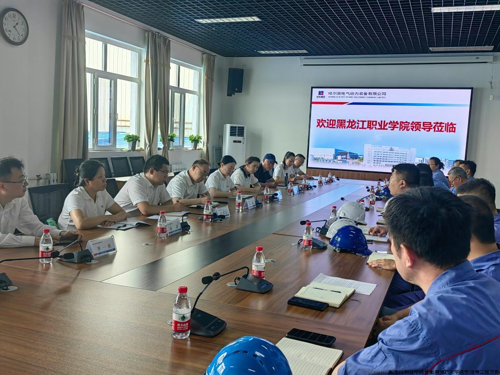 分院教师与动装公司技术专家交流.jpg 分院教师与动装公司技术专家交流.jpg