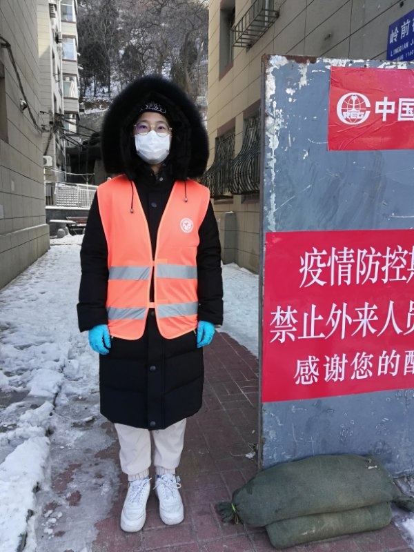 党支部副书记 李彦在小区值岗.jpg 党支部副书记 李彦在小区值岗.jpg