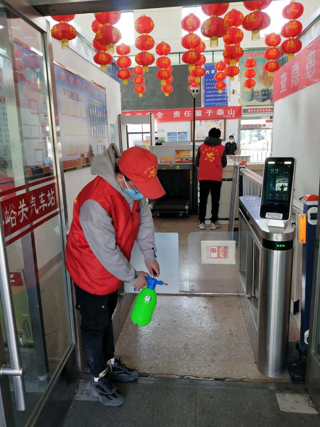 阚永琪同志在为车站入口消毒.jpg 阚永琪同志在为车站入口消毒.jpg