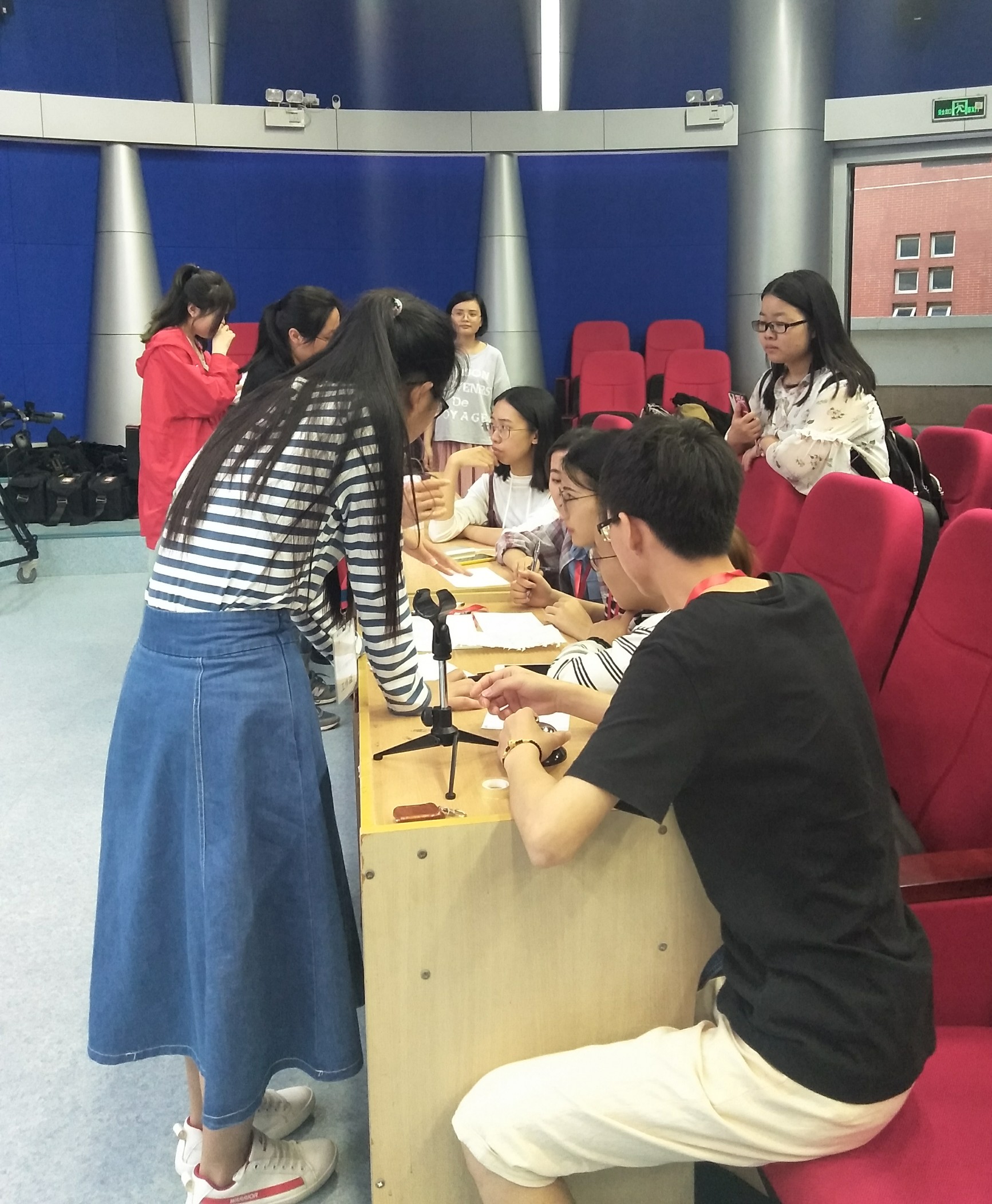 工作人员在进行赛前准备工作