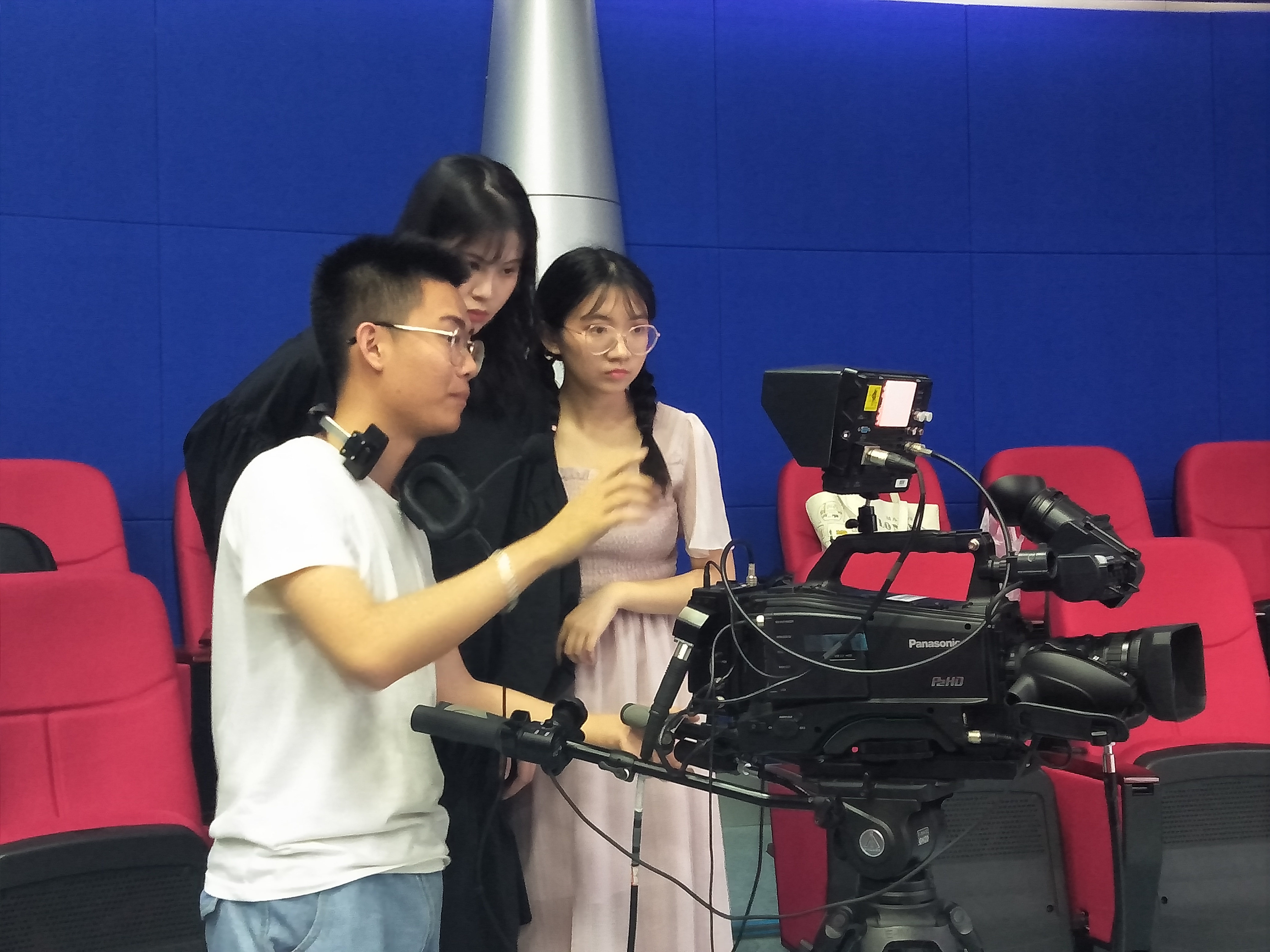 工作人员赛前检查录像设备