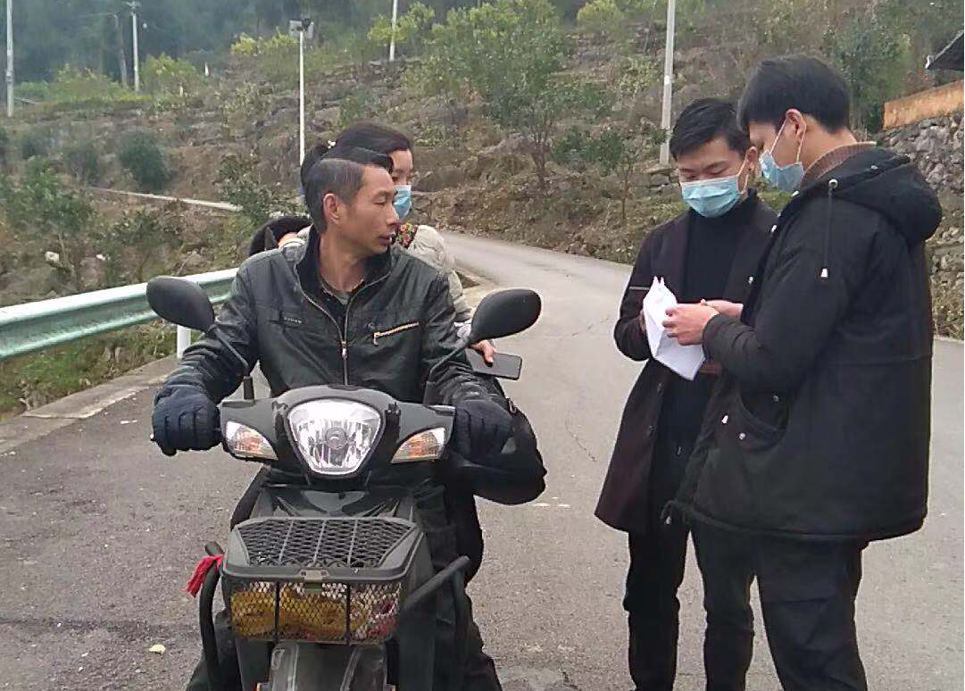 图五 入党积极分子周海涛同志在一线.png 图五 入党积极分子周海涛同志在一线.png