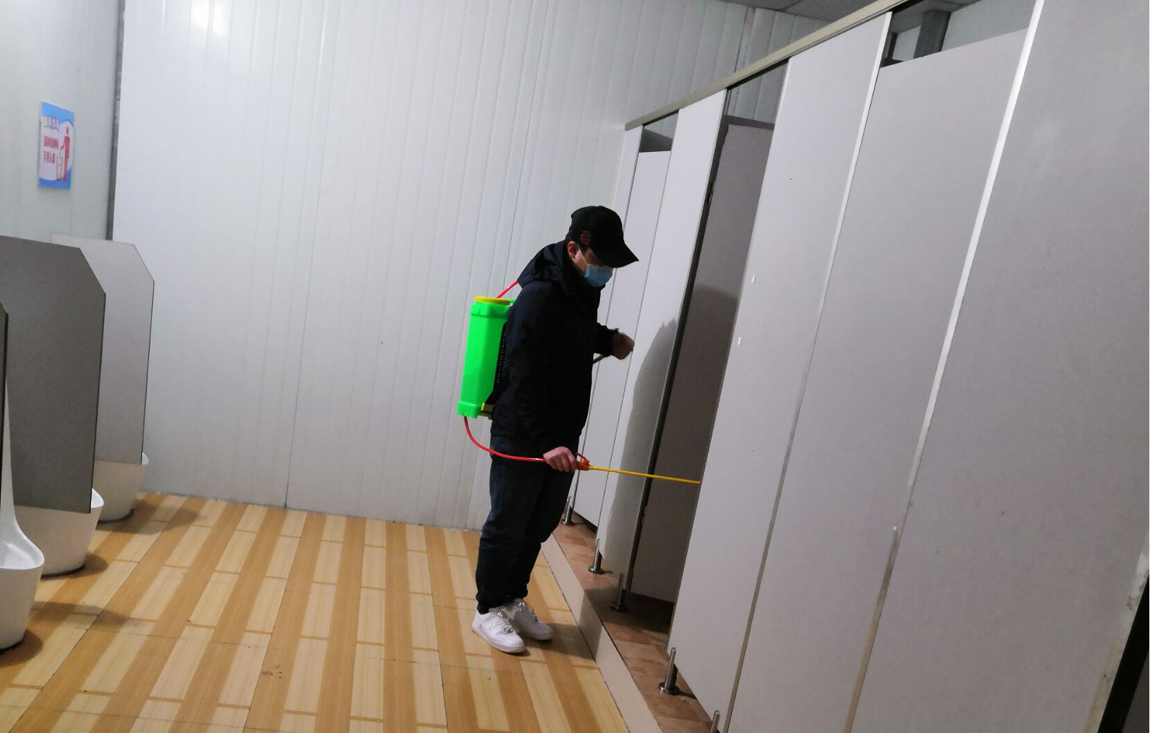 图七 中共预备党员刘奇同志为公司同事坚守防线.png 图七 中共预备党员刘奇同志为公司同事坚守防线.png