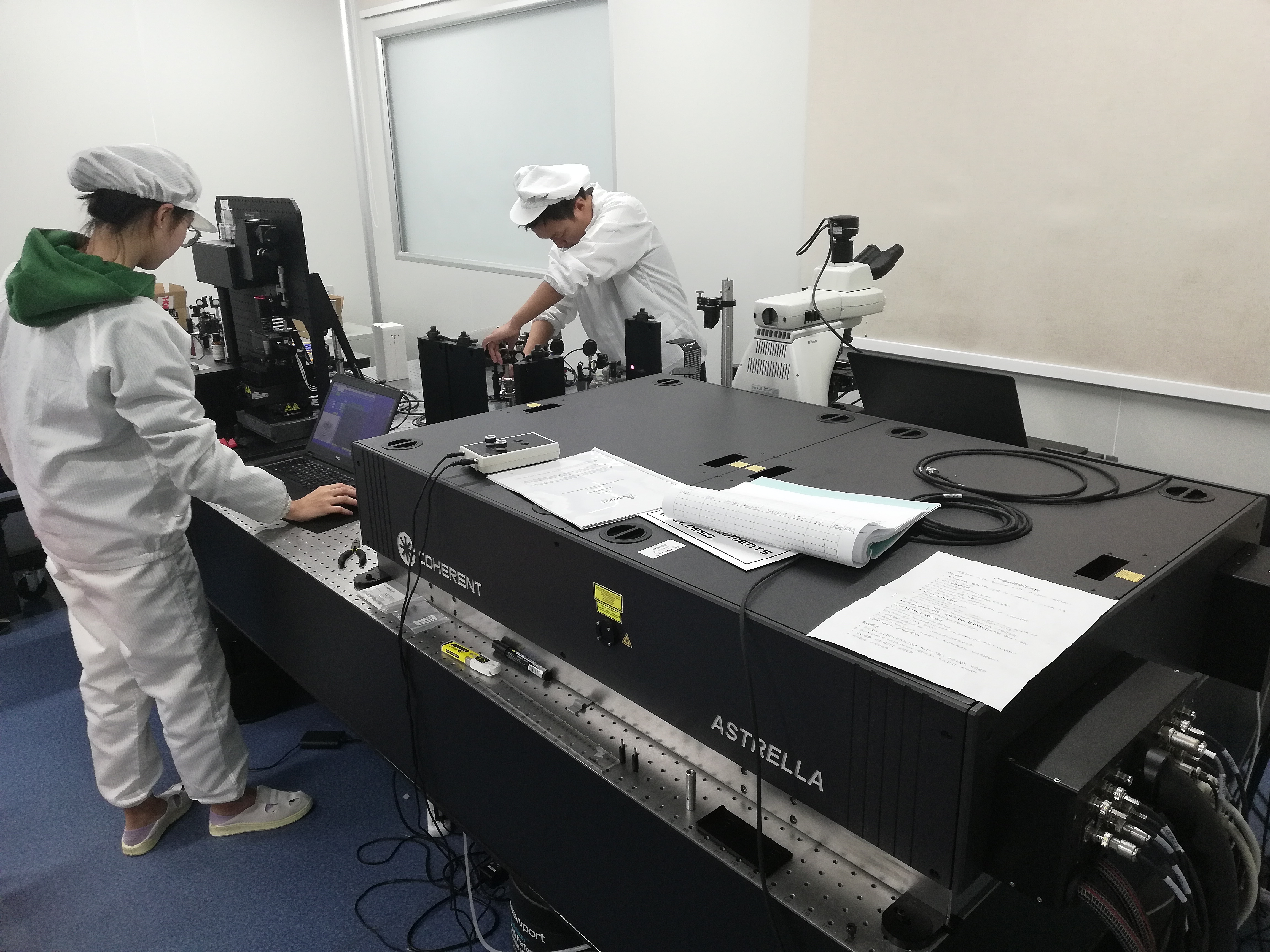 支部党员进行科研工作1.jpg 支部党员进行科研工作1.jpg