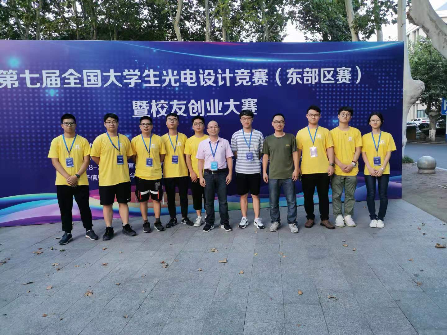 支部党员指导课外科技竞赛.jpg 支部党员指导课外科技竞赛.jpg