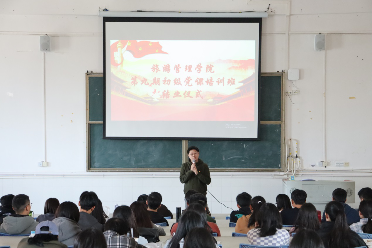 学生支部书记林海玉总结党课培训班情况.png