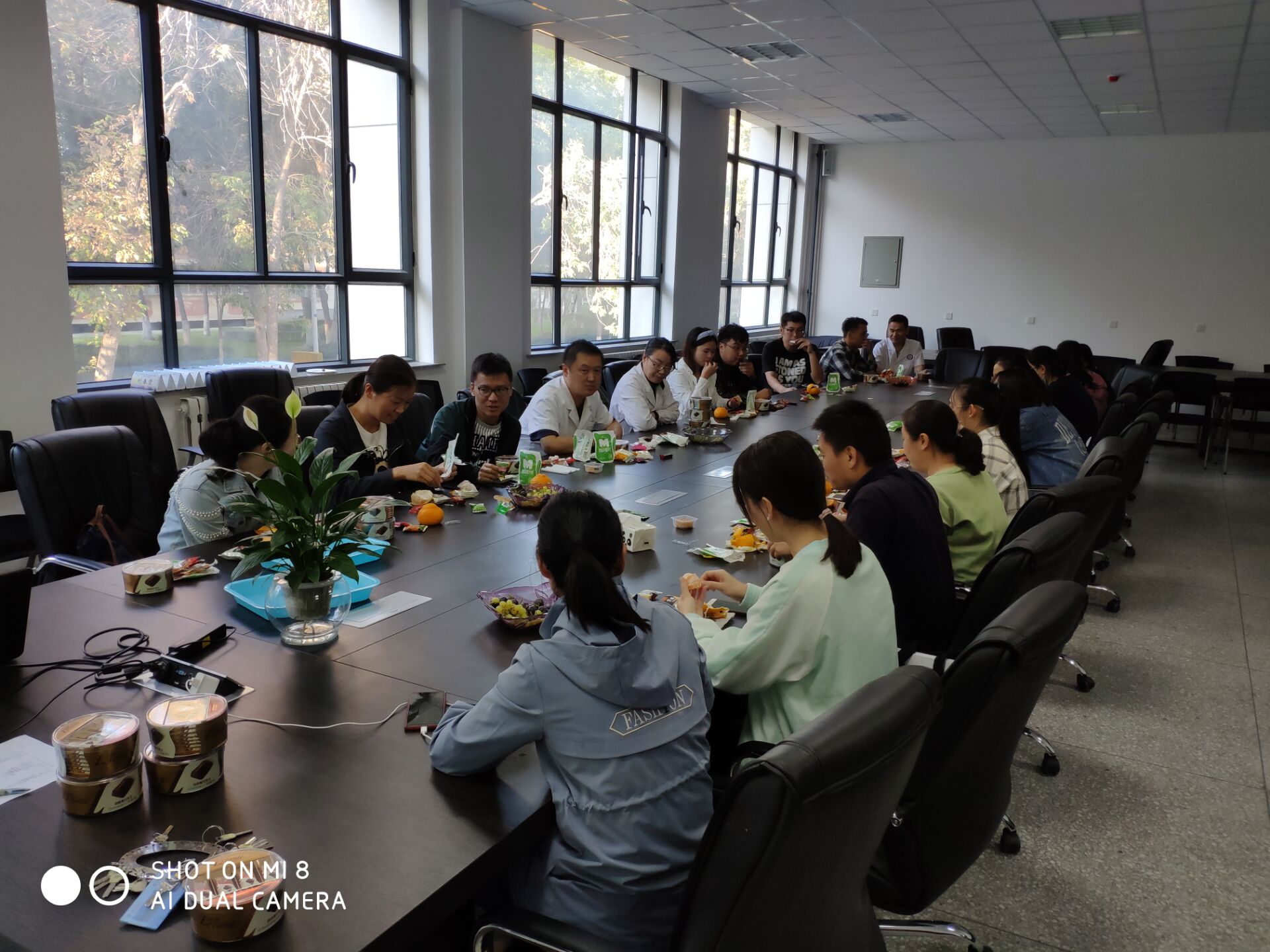 师生们欢聚一堂，聊学习、话家常、共话佳节、共话民族团结情，同学们也纷纷表达了对教师们的节日祝福。