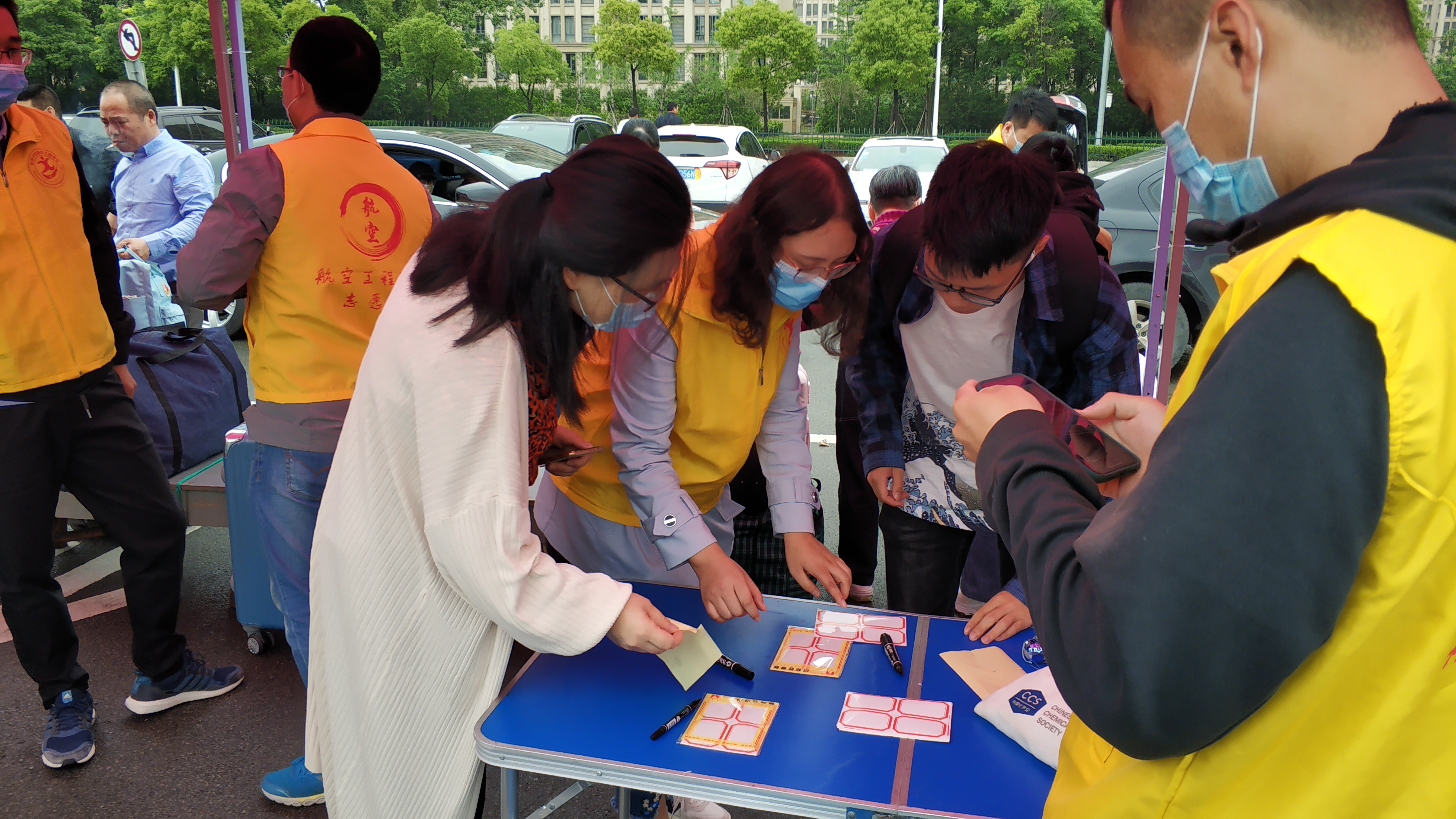 党员指导学生填写返校登记.jpg 党员指导学生填写返校登记.jpg