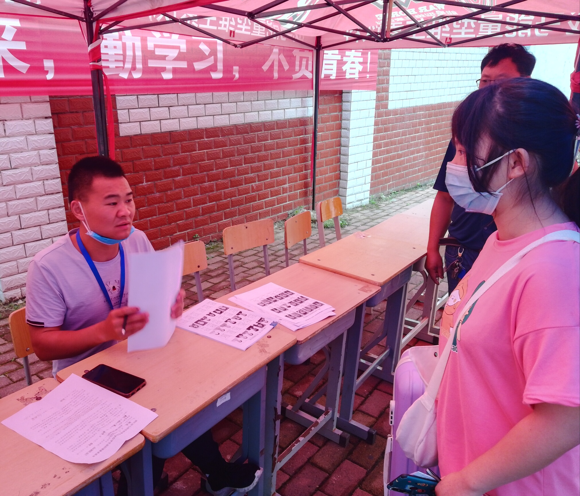 我院第一位省内返校学生.jpg