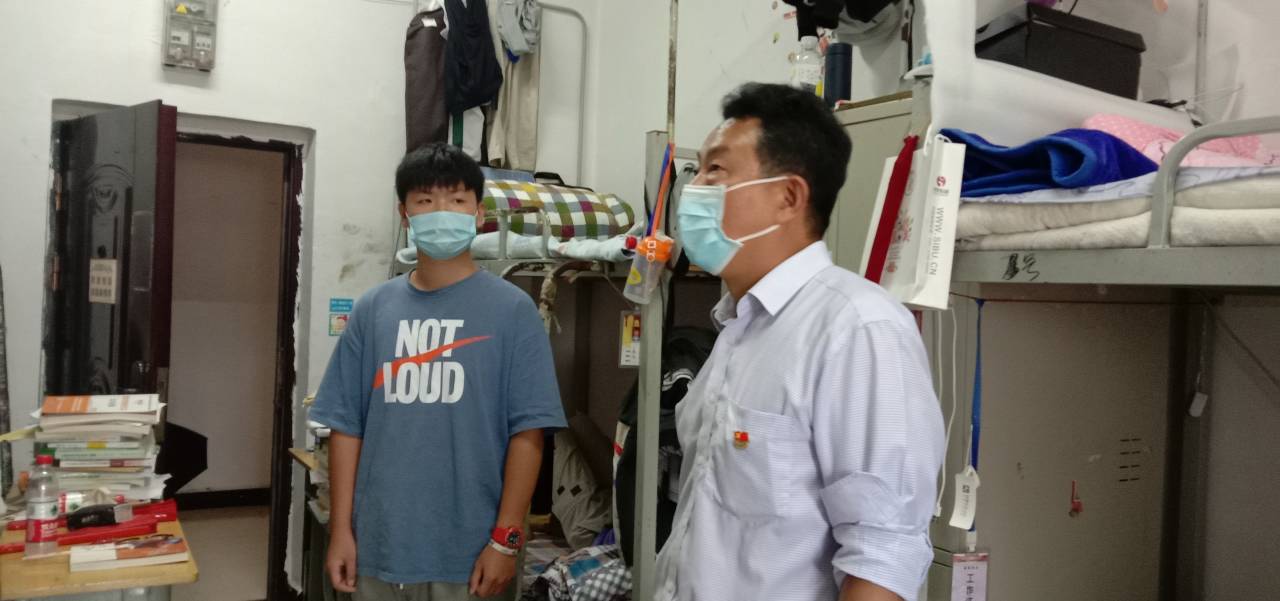 党总支书记李方泽深入宿舍看望学生.jpg 党总支书记李方泽深入宿舍看望学生.jpg