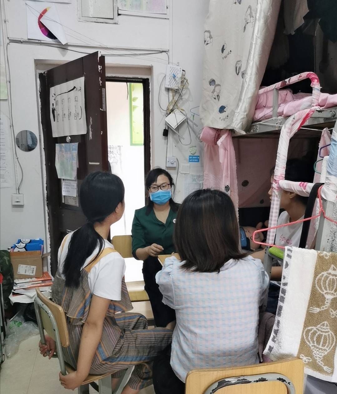 龙洁副院长深入宿舍看望学生.jpg 龙洁副院长深入宿舍看望学生.jpg