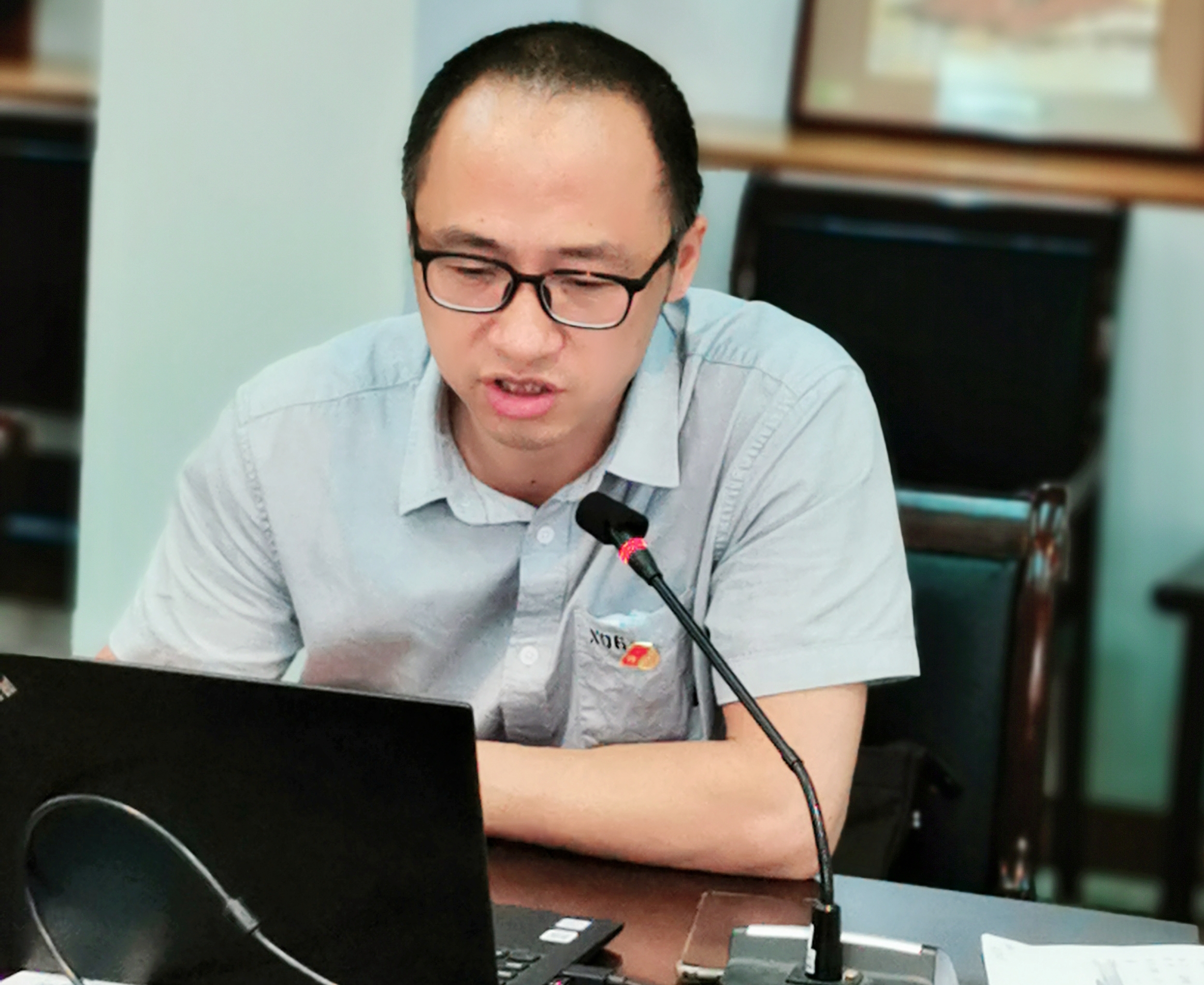 沈建伟带领党员进行专题学习_副本.jpg 沈建伟带领党员进行专题学习_副本.jpg