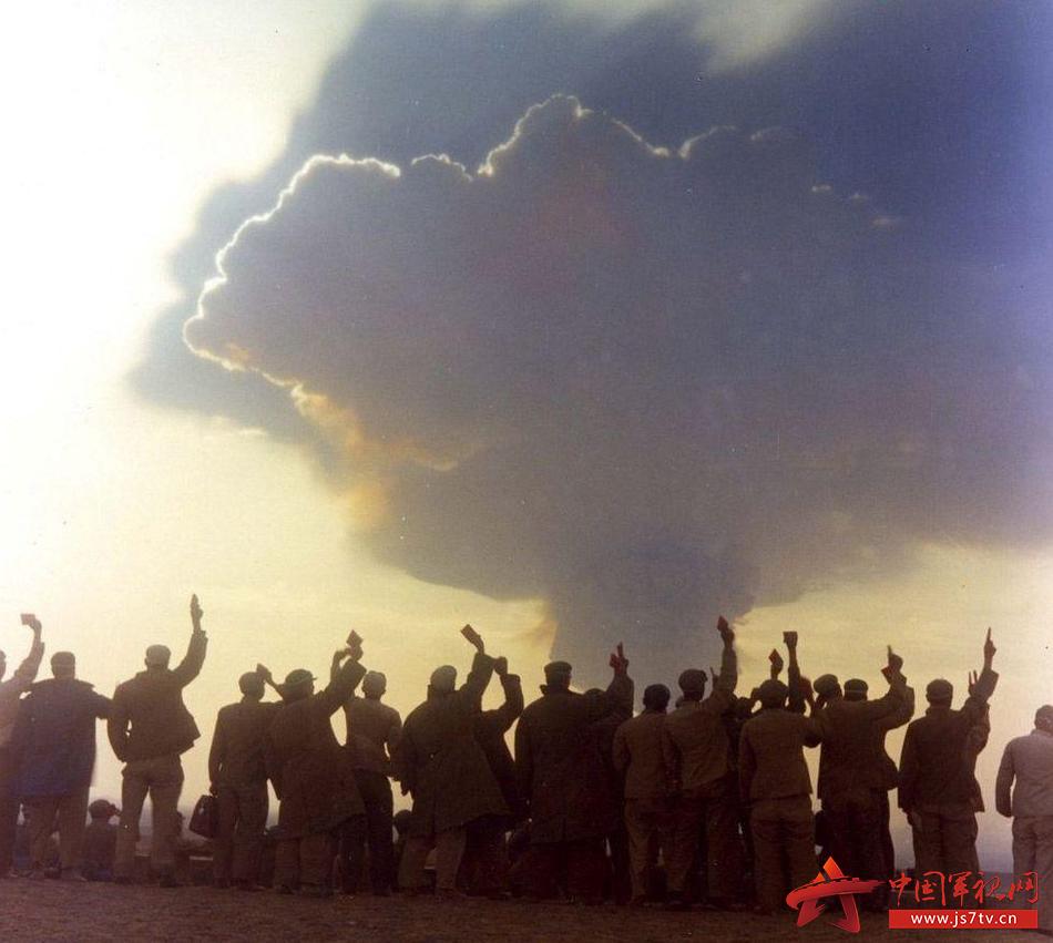 1967年6月17日,我国第一颗氢弹爆炸成功,在场的工作人员欢呼雀跃.jpg 1967年6月17日,我国第一颗氢弹爆炸成功,在场的工作人员欢呼雀跃.jpg