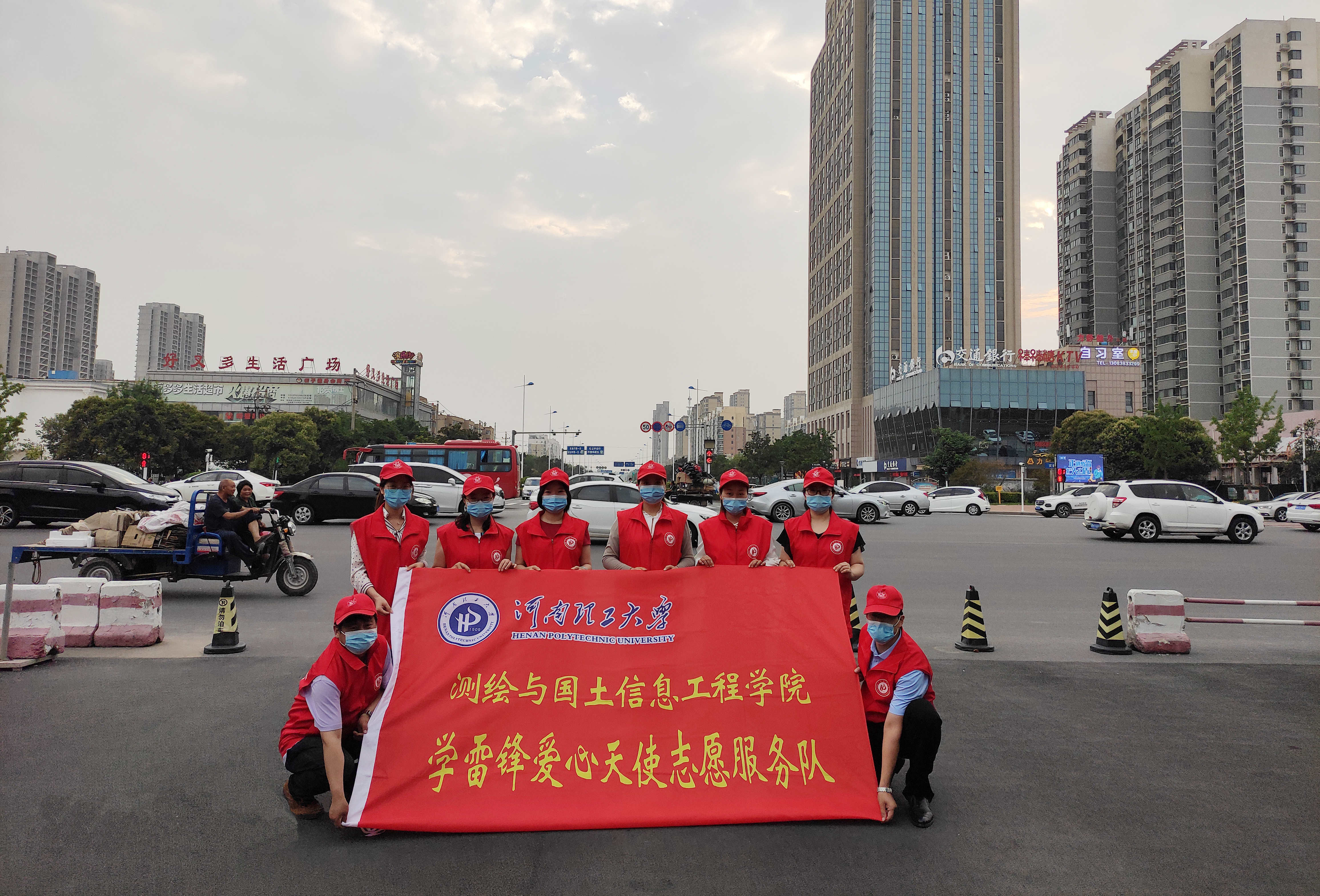 测绘学院开展四城联创文明交通劝导志愿服务活动1.jpg 测绘学院开展四城联创文明交通劝导志愿服务活动1.jpg