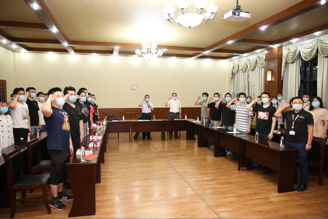 王书记参加党支部活动2