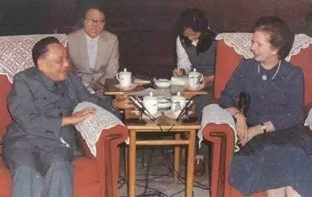 1982年9月24日,邓小平会见英国首相撒切尔夫人,公开提出“一国两制”的构想。.jpg 1982年9月24日,邓小平会见英国首相撒切尔夫人,公开提出“一国两制”的构想。.jpg