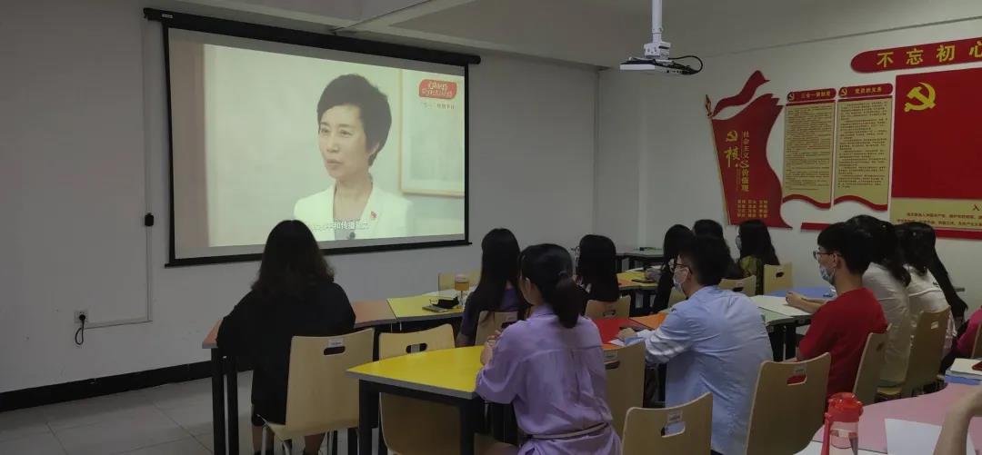 全体师生党员观看直播节目2.jpg 全体师生党员观看直播节目2.jpg