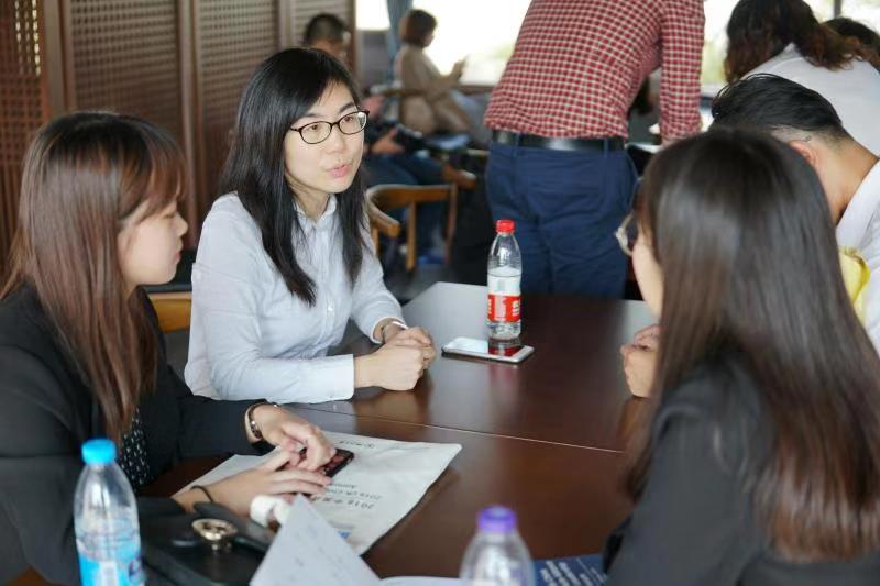 4.党支部书记徐琳在与学生交流.jpg 4.党支部书记徐琳在与学生交流.jpg