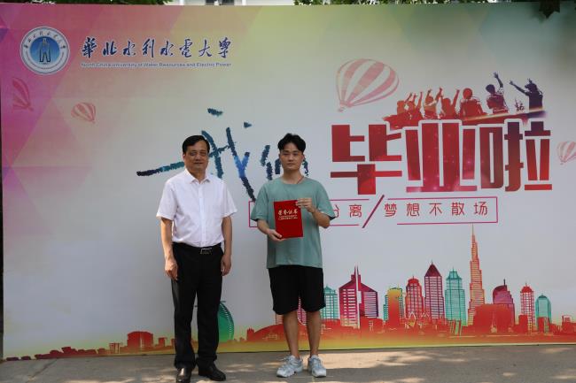 校长刘文锴为优秀书记助理颁发荣誉证书.jpg 校长刘文锴为优秀书记助理颁发荣誉证书.jpg