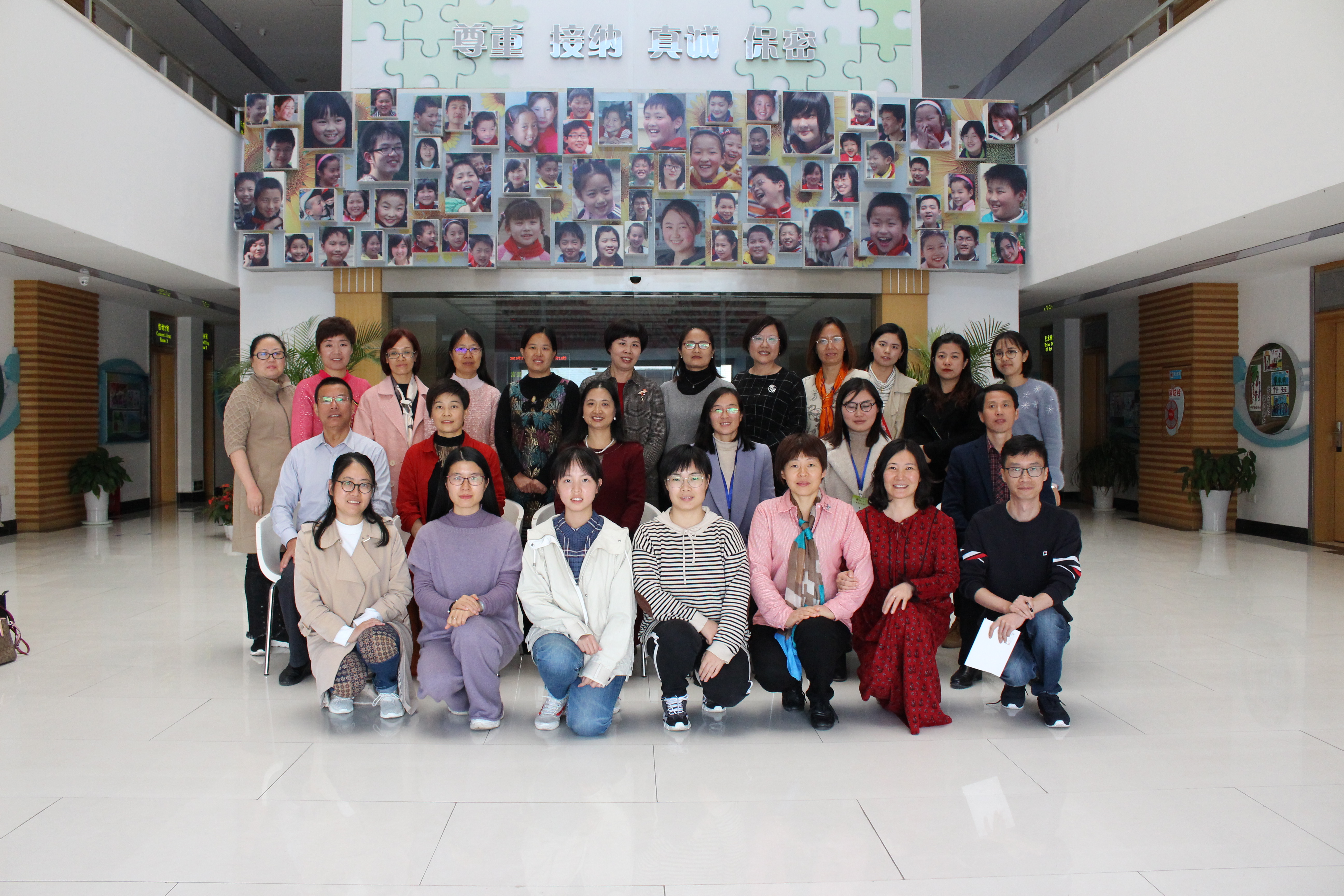 参观合影.JPG 参观合影.JPG