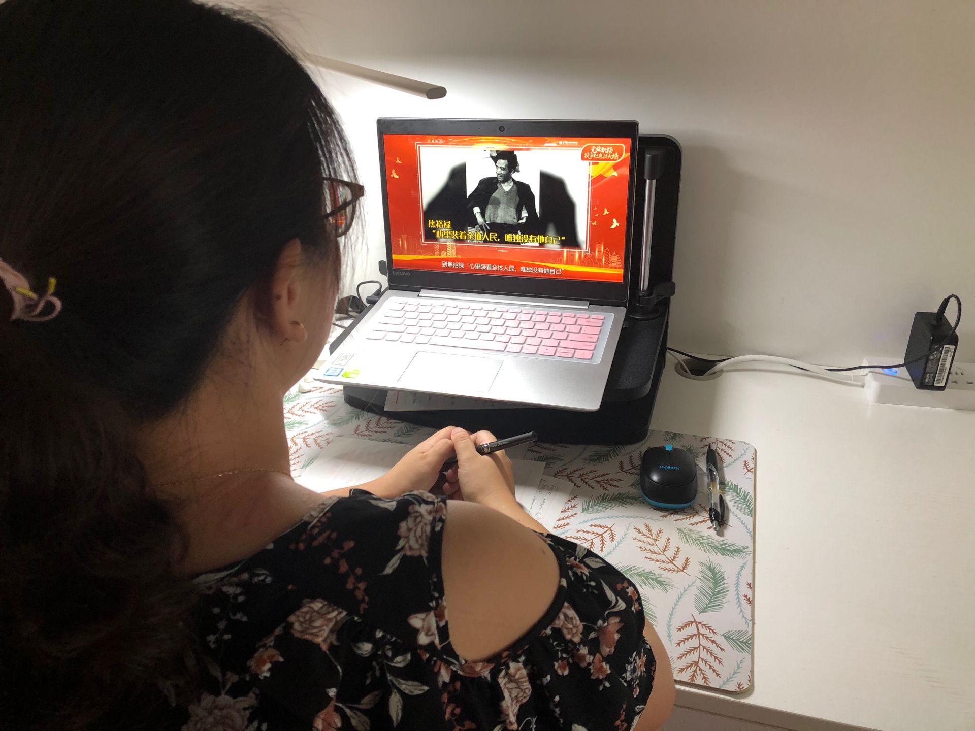 观看微党课-2.jpg 观看微党课-2.jpg