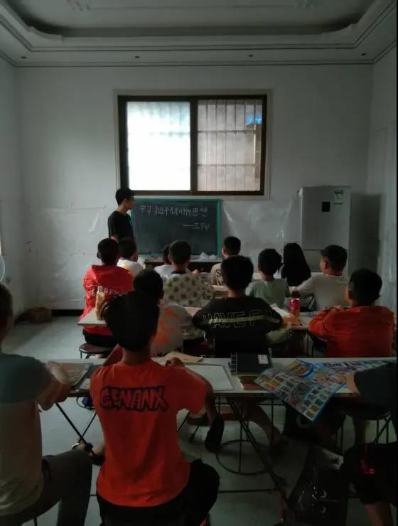 跟小学生宣讲(2).jpg 跟小学生宣讲(2).jpg