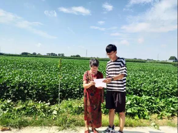 实践队员陈嘉林在河南省长葛市石固镇给当地村民宣讲.jpg 实践队员陈嘉林在河南省长葛市石固镇给当地村民宣讲.jpg