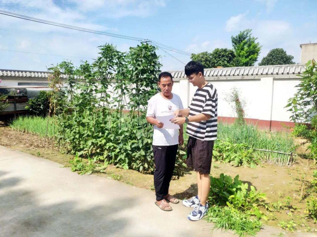 实践队员陈嘉林在河南省长葛市石固镇给当地村民宣讲(2).jpg 实践队员陈嘉林在河南省长葛市石固镇给当地村民宣讲(2).jpg