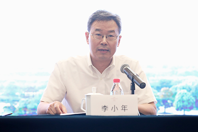 暑期中层干部会议李小年作专题报告.jpg 暑期中层干部会议李小年作专题报告.jpg