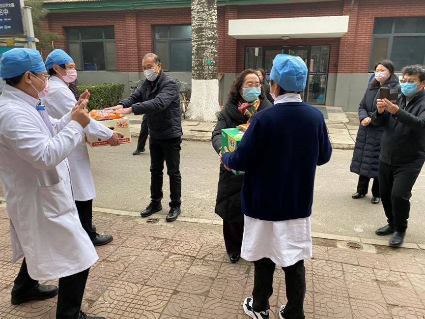 看望慰问校医院值守人员.jpg