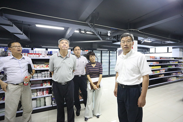 李小年赴莫干山校区检查开学各项工作-检查超市准备情况.jpg