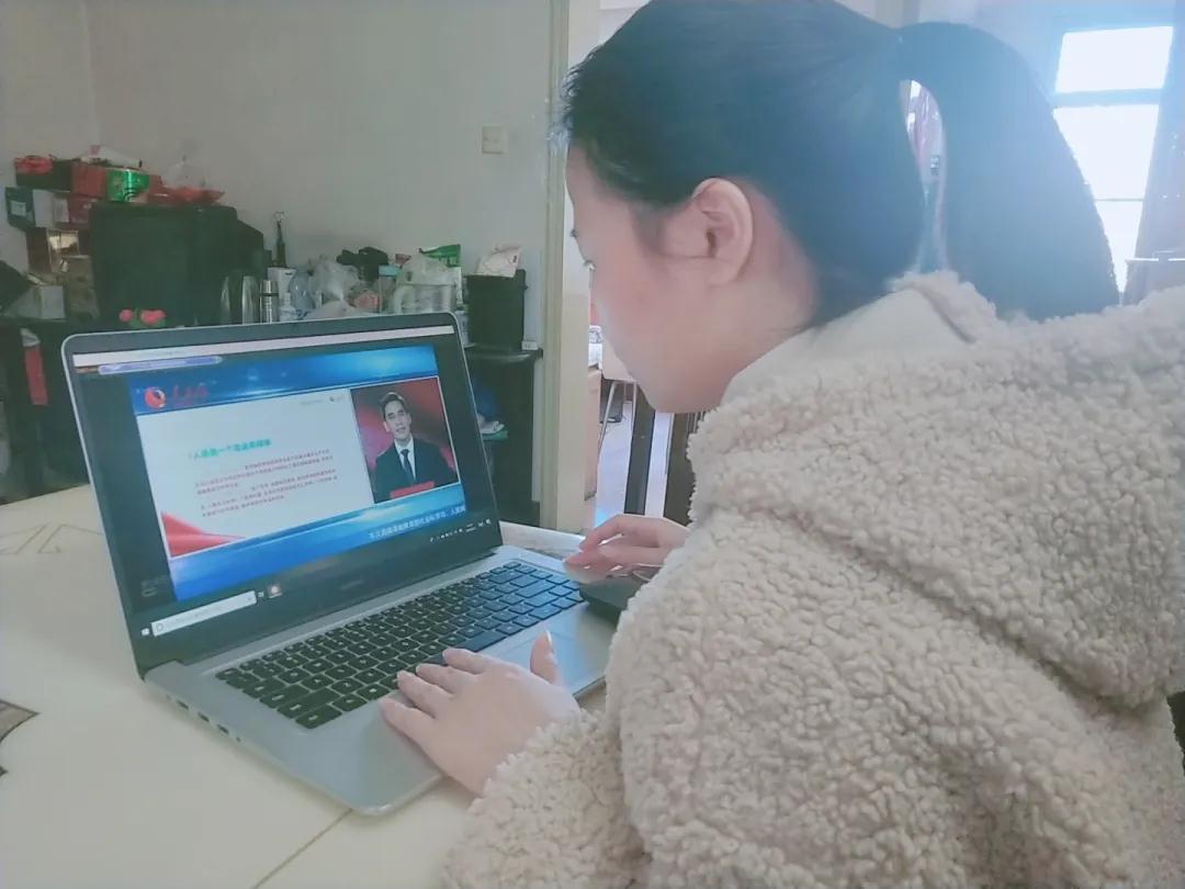 学生聆听“全国大学生同上一堂疫情防控思政大课2.jpg