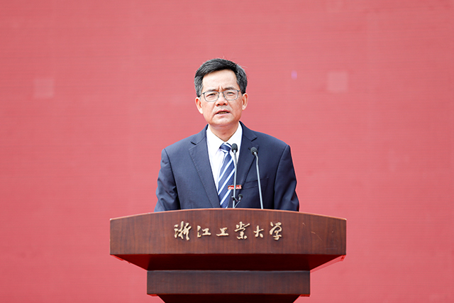 2020级本科新生开学典礼-蔡袁强宣读新生奖学金名单.jpeg 2020级本科新生开学典礼-蔡袁强宣读新生奖学金名单.jpeg