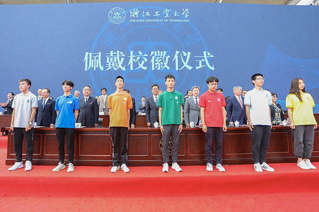 2020级本科新生开学典礼-佩戴校徽仪式.jpeg 2020级本科新生开学典礼-佩戴校徽仪式.jpeg