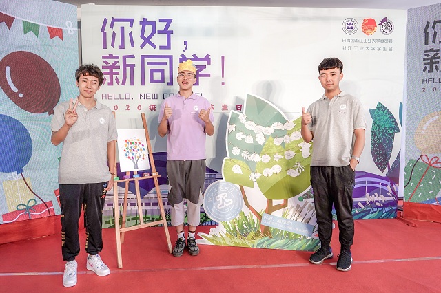 新生集体生日会-新生寄语四年后的自己.jpg 新生集体生日会-新生寄语四年后的自己.jpg