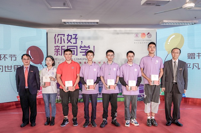 新生集体生日会-学院领导为新生赠送书籍《平凡的世界..jpg 新生集体生日会-学院领导为新生赠送书籍《平凡的世界..jpg