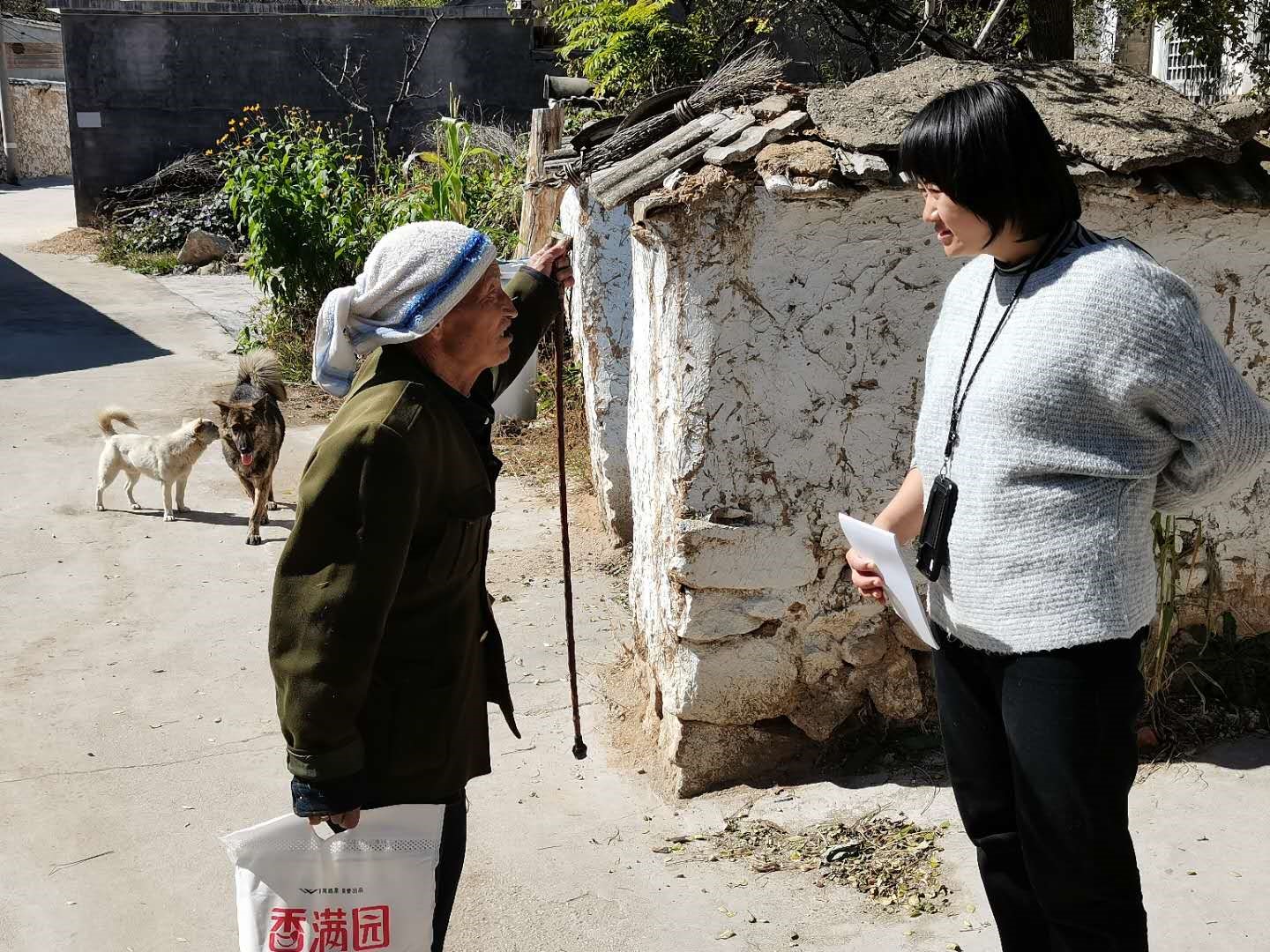 帮扶负责人入户帮扶与老乡交谈、了解情况.jpg 帮扶负责人入户帮扶与老乡交谈、了解情况.jpg