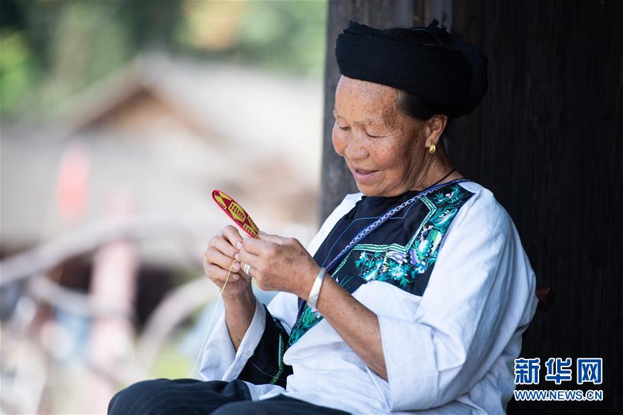 (习近平的小康故事·新华网·图文互动)(4)“让所有老年人都能有一个幸福美满的晚年”——习近平和尊老养老的故事